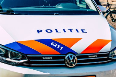 Şehir merkezinin caddelerinde devriye gezen resmi bir polis aracının görüntüsü.