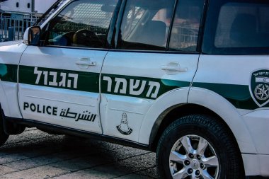 Şehir merkezinin caddelerinde devriye gezen resmi bir polis aracının görüntüsü.