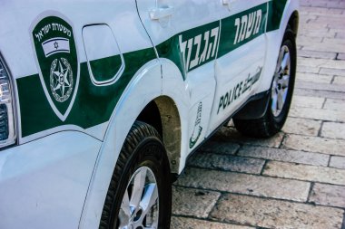 Şehir merkezinin caddelerinde devriye gezen resmi bir polis aracının görüntüsü.