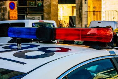 Şehir merkezinin caddelerinde devriye gezen resmi bir polis aracının görüntüsü.