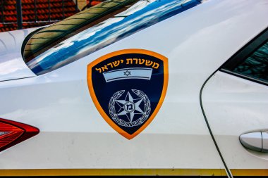 Şehir merkezinin caddelerinde devriye gezen resmi bir polis aracının görüntüsü.