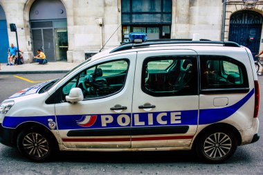 Şehir merkezinin caddelerinde devriye gezen resmi bir polis aracının görüntüsü.
