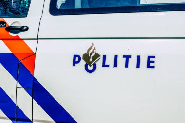 Şehir merkezinin caddelerinde devriye gezen resmi bir polis aracının görüntüsü.