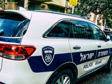 Şehir merkezinin caddelerinde devriye gezen resmi bir polis aracının görüntüsü.