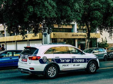 Şehir merkezinin caddelerinde devriye gezen resmi bir polis aracının görüntüsü.