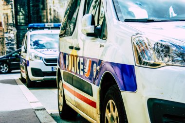 Şehir merkezinin caddelerinde devriye gezen resmi bir polis aracının görüntüsü.