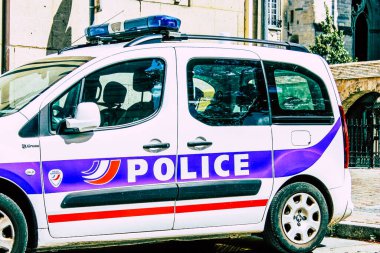 Şehir merkezinin caddelerinde devriye gezen resmi bir polis aracının görüntüsü.