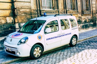 Şehir merkezinin caddelerinde devriye gezen resmi bir polis aracının görüntüsü.