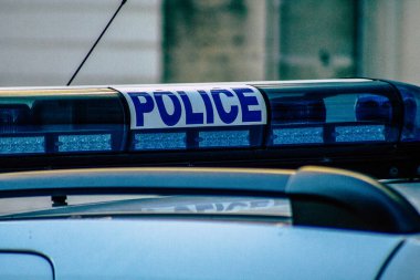 Şehir merkezinin caddelerinde devriye gezen resmi bir polis aracının görüntüsü.