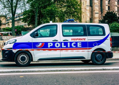 Şehir merkezinin caddelerinde devriye gezen resmi bir polis aracının görüntüsü.