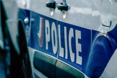 Şehir merkezinin caddelerinde devriye gezen resmi bir polis aracının görüntüsü.