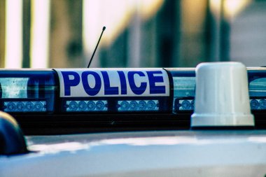 Şehir merkezinin caddelerinde devriye gezen resmi bir polis aracının görüntüsü.