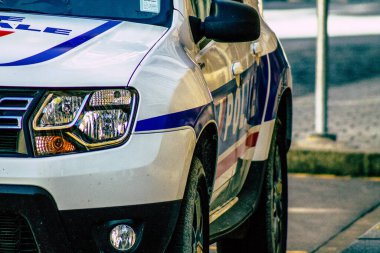 Şehir merkezinin caddelerinde devriye gezen resmi bir polis aracının görüntüsü.