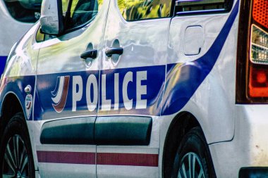 Şehir merkezinin caddelerinde devriye gezen resmi bir polis aracının görüntüsü.