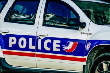 Şehir merkezinin caddelerinde devriye gezen resmi bir polis aracının görüntüsü.