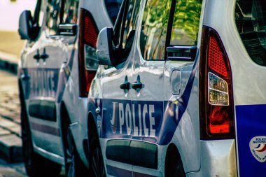 Şehir merkezinin caddelerinde devriye gezen resmi bir polis aracının görüntüsü.
