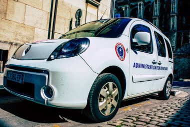 Şehir merkezinin caddelerinde devriye gezen resmi bir polis aracının görüntüsü.