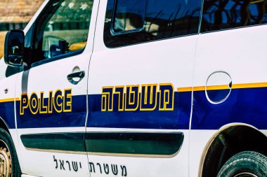 Şehir merkezinin caddelerinde devriye gezen resmi bir polis aracının görüntüsü.