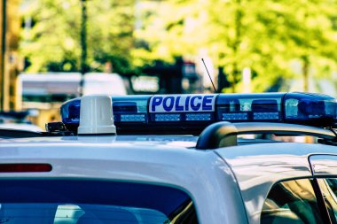 Şehir merkezinin caddelerinde devriye gezen resmi bir polis aracının görüntüsü.