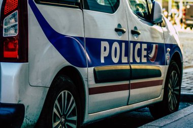 Şehir merkezinin caddelerinde devriye gezen resmi bir polis aracının görüntüsü.