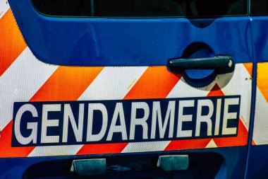 Şehir merkezinin caddelerinde devriye gezen resmi bir polis aracının görüntüsü.