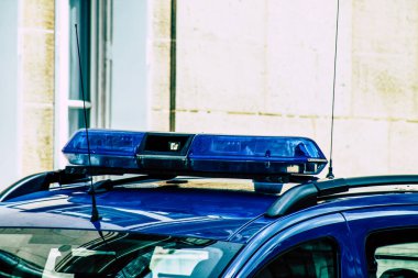 Şehir merkezinin caddelerinde devriye gezen resmi bir polis aracının görüntüsü.