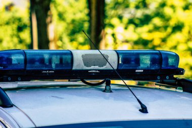 Şehir merkezinin caddelerinde devriye gezen resmi bir polis aracının görüntüsü.