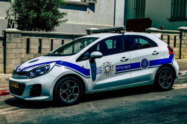 Şehir merkezinin caddelerinde devriye gezen resmi bir polis aracının görüntüsü.