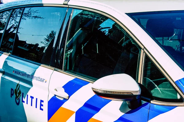 Şehir merkezinin caddelerinde devriye gezen resmi bir polis aracının görüntüsü.