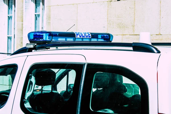 Крупный План Служебной Полицейской Машины Патрулирующей Улицы Центра Города Столичного — стоковое фото