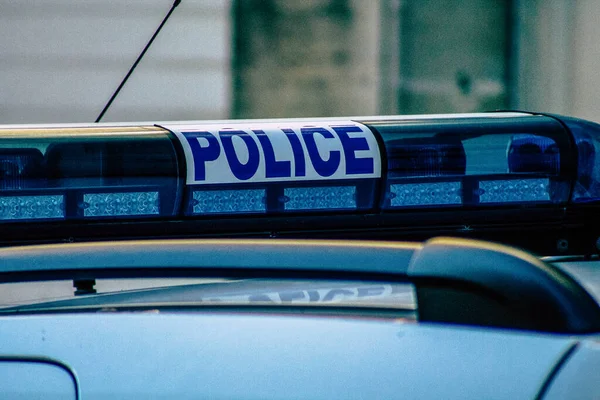 Şehir merkezinin caddelerinde devriye gezen resmi bir polis aracının görüntüsü.