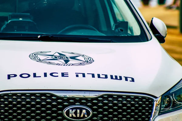 Şehir merkezinin caddelerinde devriye gezen resmi bir polis aracının görüntüsü.