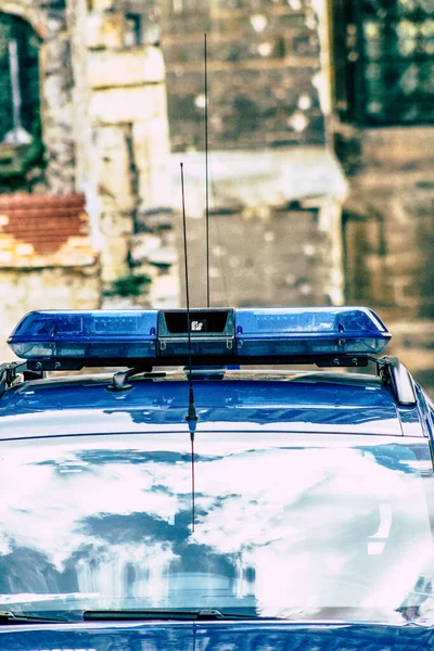Крупный План Служебной Полицейской Машины Патрулирующей Улицы Центра Города Столичного — стоковое фото