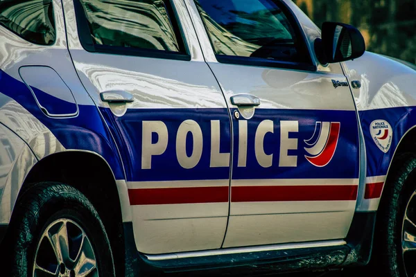 Şehir merkezinin caddelerinde devriye gezen resmi bir polis aracının görüntüsü.