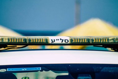 Şehir merkezinin caddelerinde devriye gezen resmi bir polis aracının görüntüsü.