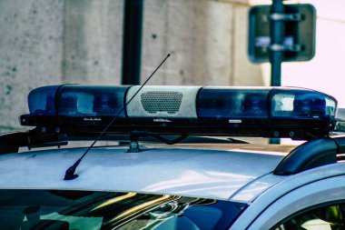 Şehir merkezinin caddelerinde devriye gezen resmi bir polis aracının görüntüsü.
