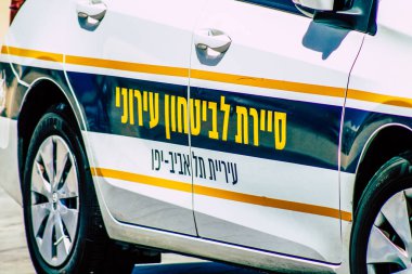 Şehir merkezinin caddelerinde devriye gezen resmi bir polis aracının görüntüsü.