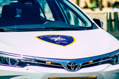 Şehir merkezinin caddelerinde devriye gezen resmi bir polis aracının görüntüsü.