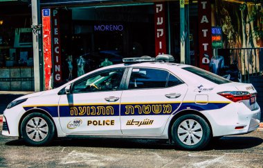 Şehir merkezinin caddelerinde devriye gezen resmi bir polis aracının görüntüsü.