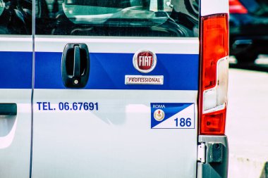 Şehir merkezinin caddelerinde devriye gezen resmi bir polis aracının görüntüsü.