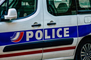 Şehir merkezinin caddelerinde devriye gezen resmi bir polis aracının görüntüsü.