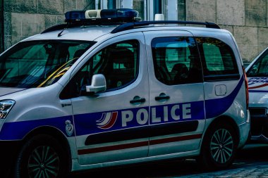 Şehir merkezinin caddelerinde devriye gezen resmi bir polis aracının görüntüsü.