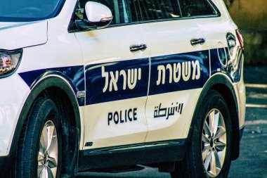 Şehir merkezinin caddelerinde devriye gezen resmi bir polis aracının görüntüsü.