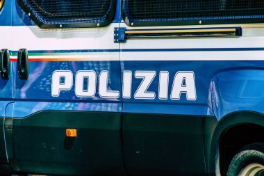 Şehir merkezinin caddelerinde devriye gezen resmi bir polis aracının görüntüsü.