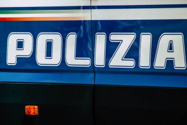 Şehir merkezinin caddelerinde devriye gezen resmi bir polis aracının görüntüsü.
