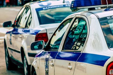 Şehir merkezinin caddelerinde devriye gezen resmi bir polis aracının görüntüsü.