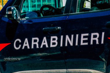 Şehir merkezinin caddelerinde devriye gezen resmi bir polis aracının görüntüsü.