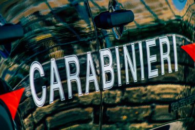 Şehir merkezinin caddelerinde devriye gezen resmi bir polis aracının görüntüsü.