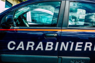 Şehir merkezinin caddelerinde devriye gezen resmi bir polis aracının görüntüsü.
