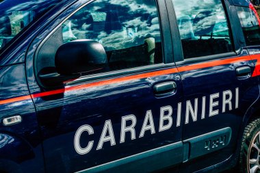 Şehir merkezinin caddelerinde devriye gezen resmi bir polis aracının görüntüsü.